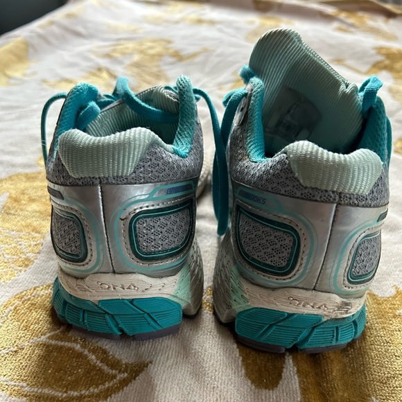 Women’s Brooks GTS 16 edition / Size 6 - Picture 4 of 7